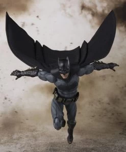 Justice League - Batman - S.H.Figuarts Figur -Puppenladen 331edf39c55f3fb9518b475afc917f442e4503cafad5a84ae05e12bea040c8b9