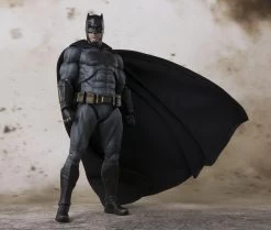 Justice League - Batman - S.H.Figuarts Figur -Puppenladen 36079524f76b02a982f40a461de01ae9a75ddce77db5fc7fc1a4787aa3d5d002
