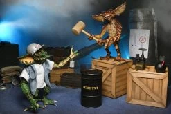 NECA Gremlins 2 - Ultimate Demolition Gremlin 2-Pack - Clothed Actionfigur 18 NECA Gremlins 2 - Ultimate Demolition Gremlin 2-Pack - Clothed Actionfigur -Puppenladen demo set7 scaled 1