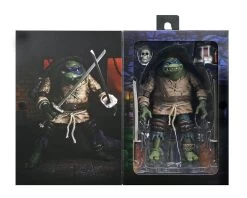 NECA Universal Monsters X TMNT - Ultimate Leonardo Als The Hunchback Figur 37 NECA Universal Monsters X TMNT - Ultimate Leonardo Als The Hunchback Figur -Puppenladen leo pkg5 scaled 1